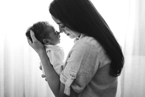 Ensaio newborn lifestyle do Augusto em Sorocaba, com luz natural e registro delicado dos primeiros dias de vida.'