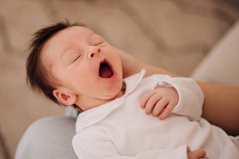 Ensaio newborn lifestyle do Augusto em Sorocaba, com luz natural e registro delicado dos primeiros dias de vida.'