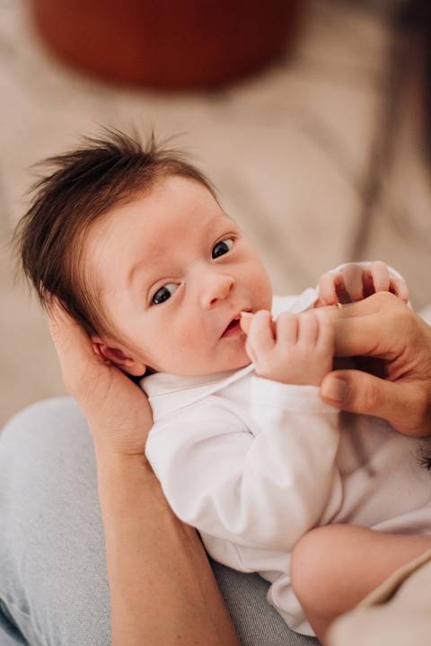Ensaio newborn lifestyle do Augusto em Sorocaba, com luz natural e registro delicado dos primeiros dias de vida.'
