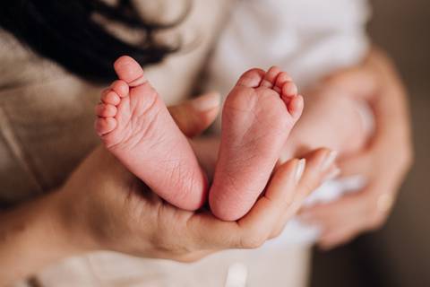 Ensaio newborn lifestyle do Augusto em Sorocaba, com luz natural e registro delicado dos primeiros dias de vida.'
