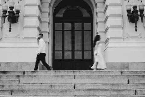 Casal em ensaio romântico no Museu do Ipiranga | May e José Fotografia'