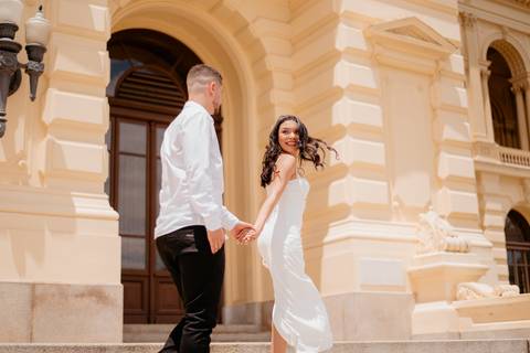 Casal em ensaio romântico no Museu do Ipiranga | May e José Fotografia'