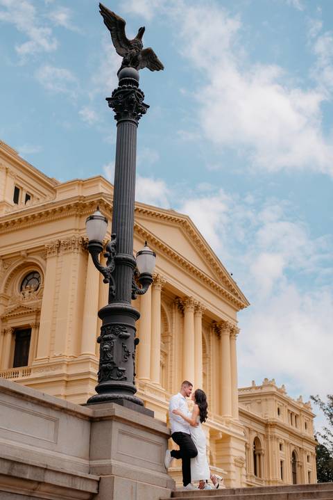 Casal em ensaio romântico no Museu do Ipiranga | May e José Fotografia'