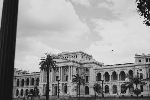 Casal em ensaio romântico no Museu do Ipiranga | May e José Fotografia'