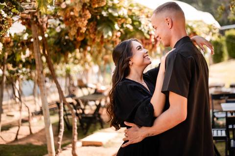 Pré wedding da Letícia e Rodrigo realizado na Rota do Vinho, em São Roque na Vila Don Patto fotografado por May e José Fotografia'