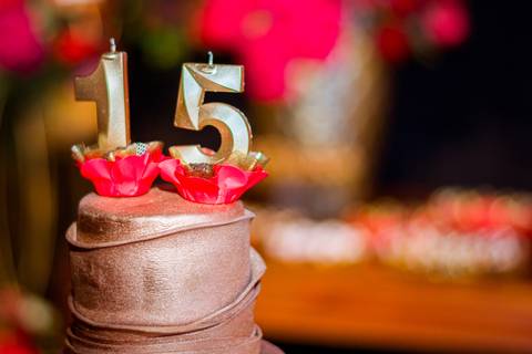 Detalhe do bolo personalizado da festa de 15 anos da Júlia.'