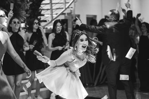 Debutante Júlia aproveitando a pista de dança durante sua festa de 15 anos, registrada por May e José Fotografia.'