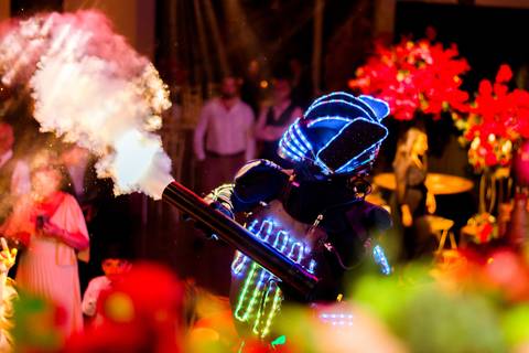 Convidados se divertindo com a atração de LED na pista de dança dos 15 anos da Júlia.'