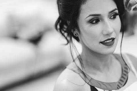 Retrato em preto e branco da debutante Júlia durante os preparativos para sua festa de 15 anos.'