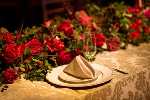 Detalhes da decoração e mesa posta na festa de 15 anos da Júlia.'