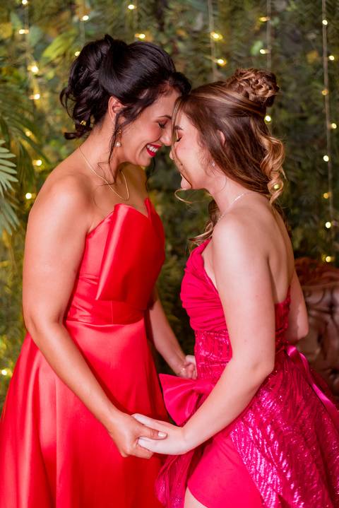 Júlia e sua mãe em um momento de carinho antes da celebração dos seus 15 anos.'