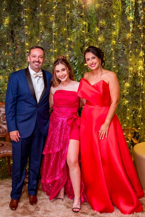 Debutante Júlia ao lado da família durante sua festa de 15 anos.'