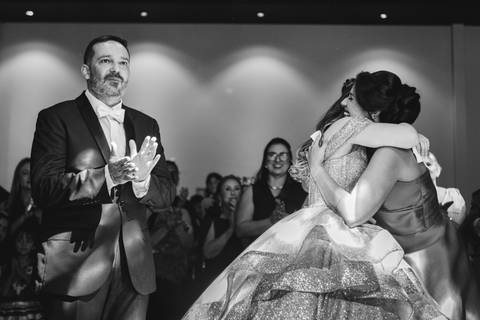 Júlia e sua família durante a cerimônia da festa de 15 anos, em um registro documental e cheio de sentimento.'
