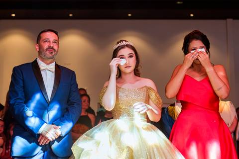 Emoção entre mãe e filha durante a festa de debutante da Júlia.'