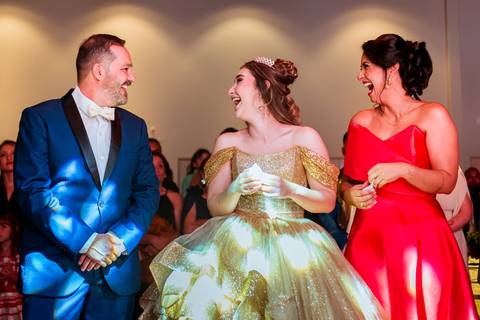 Pais da debutante Júlia emocionados durante as homenagens da cerimônia de 15 anos.'
