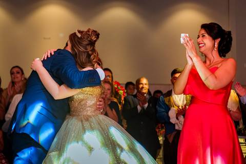 Pais da debutante Júlia emocionados durante as homenagens da cerimônia de 15 anos.'
