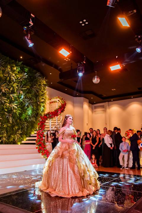 Entrada da debutante Júlia durante a cerimônia da sua festa de 15 anos.'