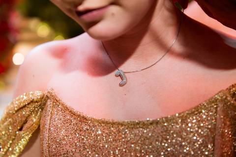 Detalhe do colar da debutante Júlia durante a comemoração dos seus 15 anos.'