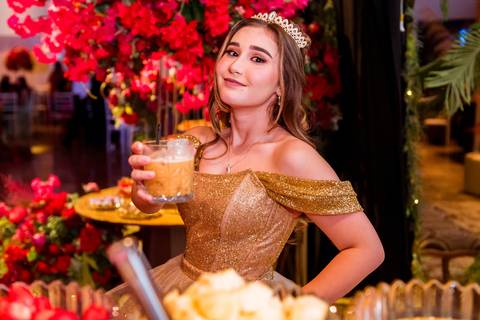 Ensaio da debutante Júlia junto à decoração da sua festa de 15 anos.'