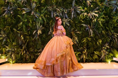Retrato da debutante Júlia com vestido de 15 anos em um cenário elegante e cheio de personalidade.'