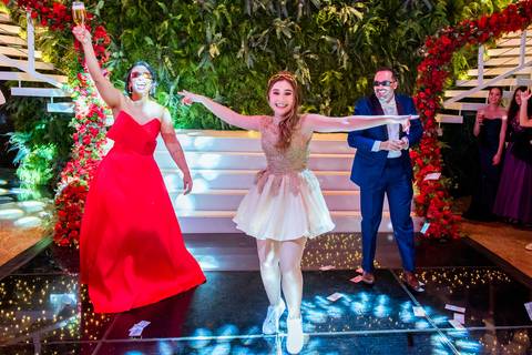 Debutante Júlia aproveitando a pista de dança durante sua festa de 15 anos, registrada por May e José Fotografia.'