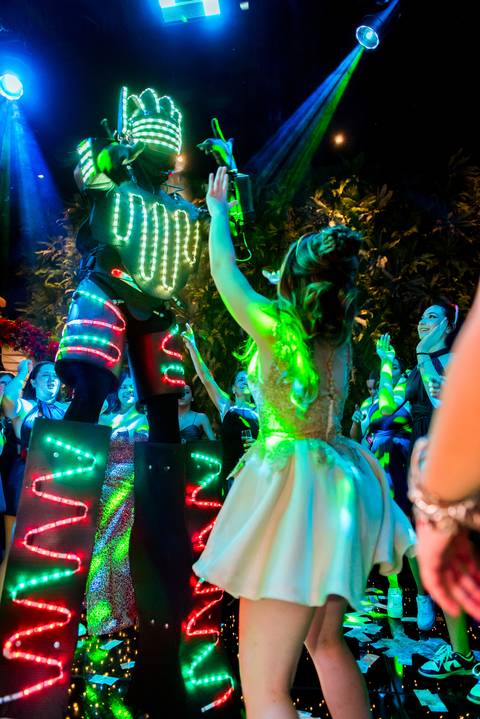 Robô de LED animando a pista de dança durante a festa de 15 anos da Júlia.'