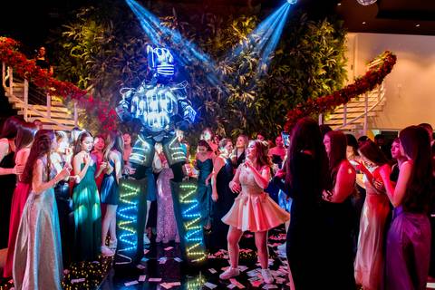 Convidados e familiares se divertindo na pista de dança da festa de 15 anos da Júlia.'