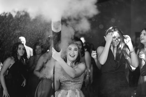 Fotografia da pista de dança da festa de 15 anos da Júlia com convidados, fumaça e muita animação.'