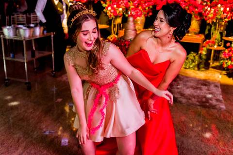 Júlia e sua mãe dançando juntas durante a comemoração dos seus 15 anos.'