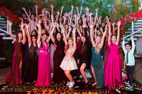 1. Júlia reunida com amigos e familiares durante sua festa de 15 anos, registrada por May e José Fotografia.'