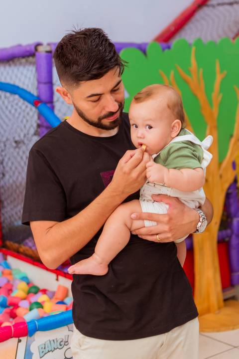 Momento de carinho entre Gustavo e seu pai, que o segura no colo durante a comemoração do seu aniversário de 1 ano em Tatuí.'