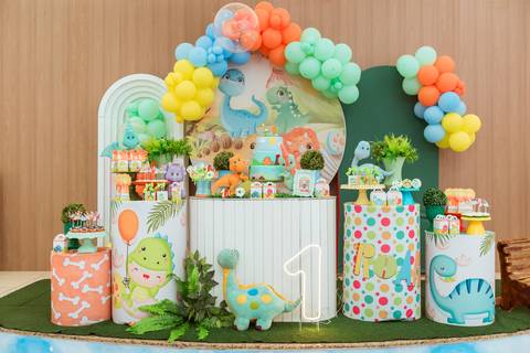 Decoração do aniversário de 1 ano do Gustavo com tema Dinossauros, realizada no Rafa Eventos em Tatuí SP.'