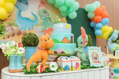 Bolo de aniversário com tema Dinossauros e detalhes da mesa decorada para o primeiro aninho do Gustavo.'