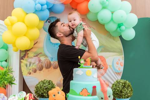 Momento de carinho do pai beijando Gustavo durante a festa de aniversário de 1 ano em Tatuí.'
