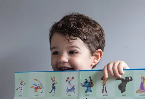 Fotografia de família com criança com livro'