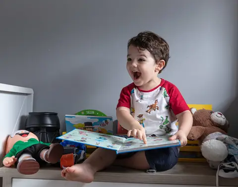 Fotografia de família com criança com livro'