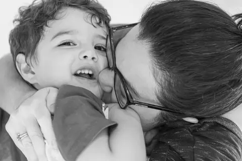 Fotografia de família com criança brincando com a mãe'