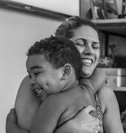 Fotografia de família com criança abraçando a mãe'