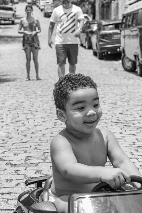 Fotografia de família com criança sorrindo'