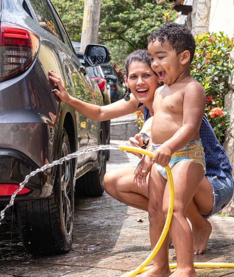 Fotografia de família com criança brincando com água'