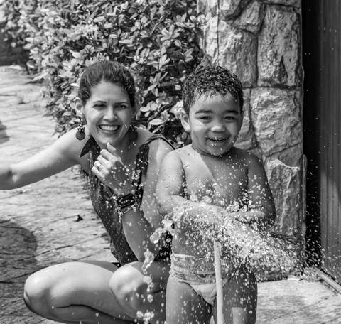 Fotografia de família com criança brincando com água'