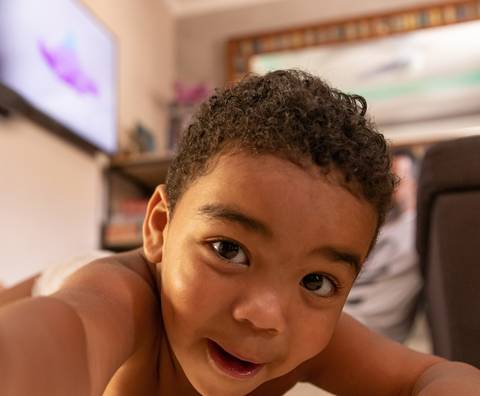 Fotografia de família com criança curiosa'