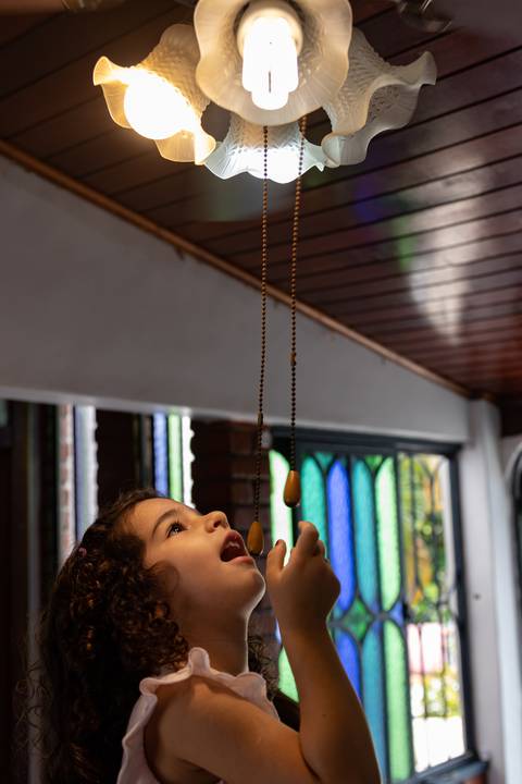 Fotografia de família com criança olhando pra luz'