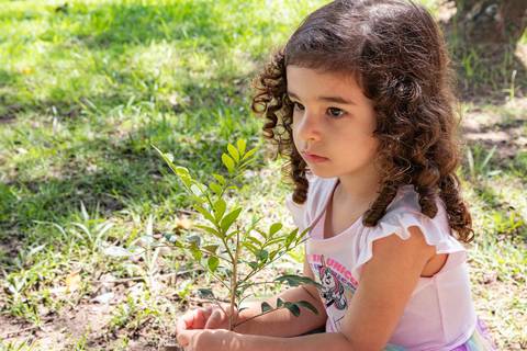 Fotografia de família com criança no jardim'