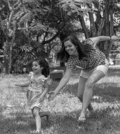 Fotografia de família com criança correndo com a mãe'