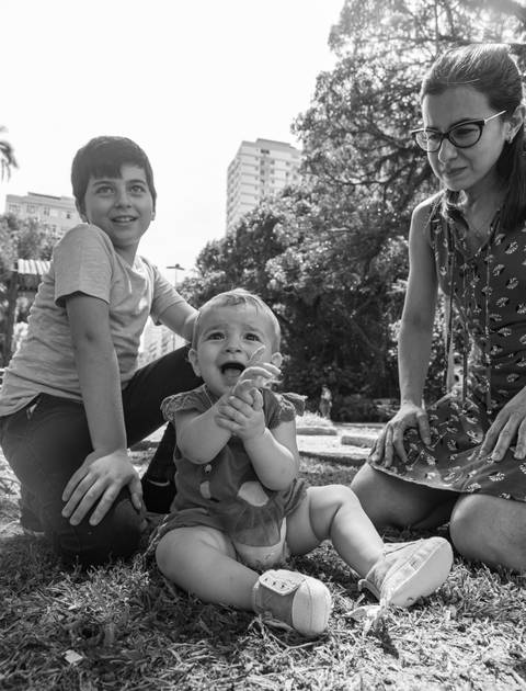 Fotografia de família brincando no jardim'