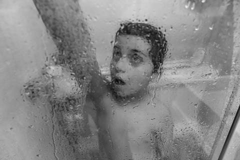 Fotografia de família com criança tomado banho'