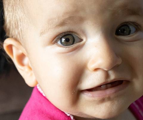 Fotografia de família com bebê sorrindo'