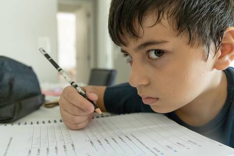 Fotografia de família com menino estudando'