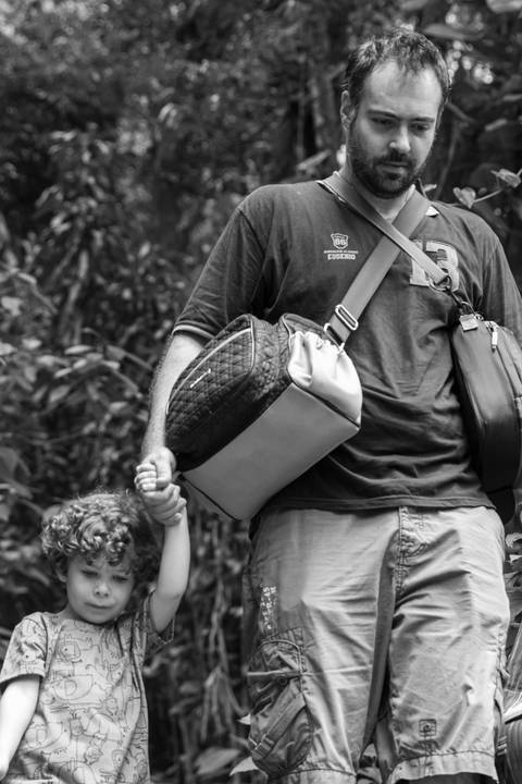 Fotografia de família com pai e filho de mãos dadas'